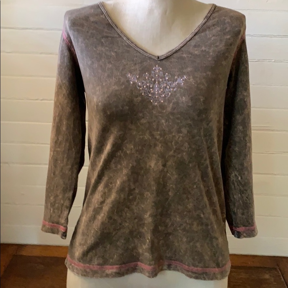 Marble brown and tan. 3/4 sleeve top.